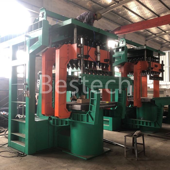 Hydraulische zandvormmachine met meerdere zuigers